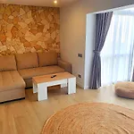 First Line Beautiful Two Bedrooms شقة بينايدورم